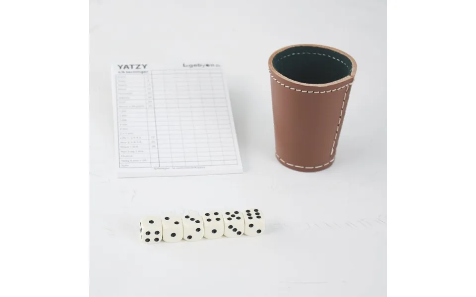 Yatzysæt Med Bæger, Terninger Og Blok A6 - Legebyen.dk