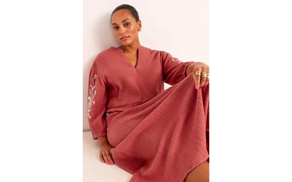 Kjole I Rynket Bomuld Med Broderi