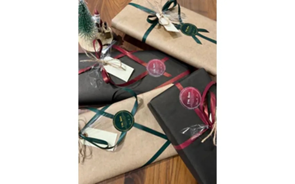 Eksklusiv Gaveindpakning Med Signaturdesign